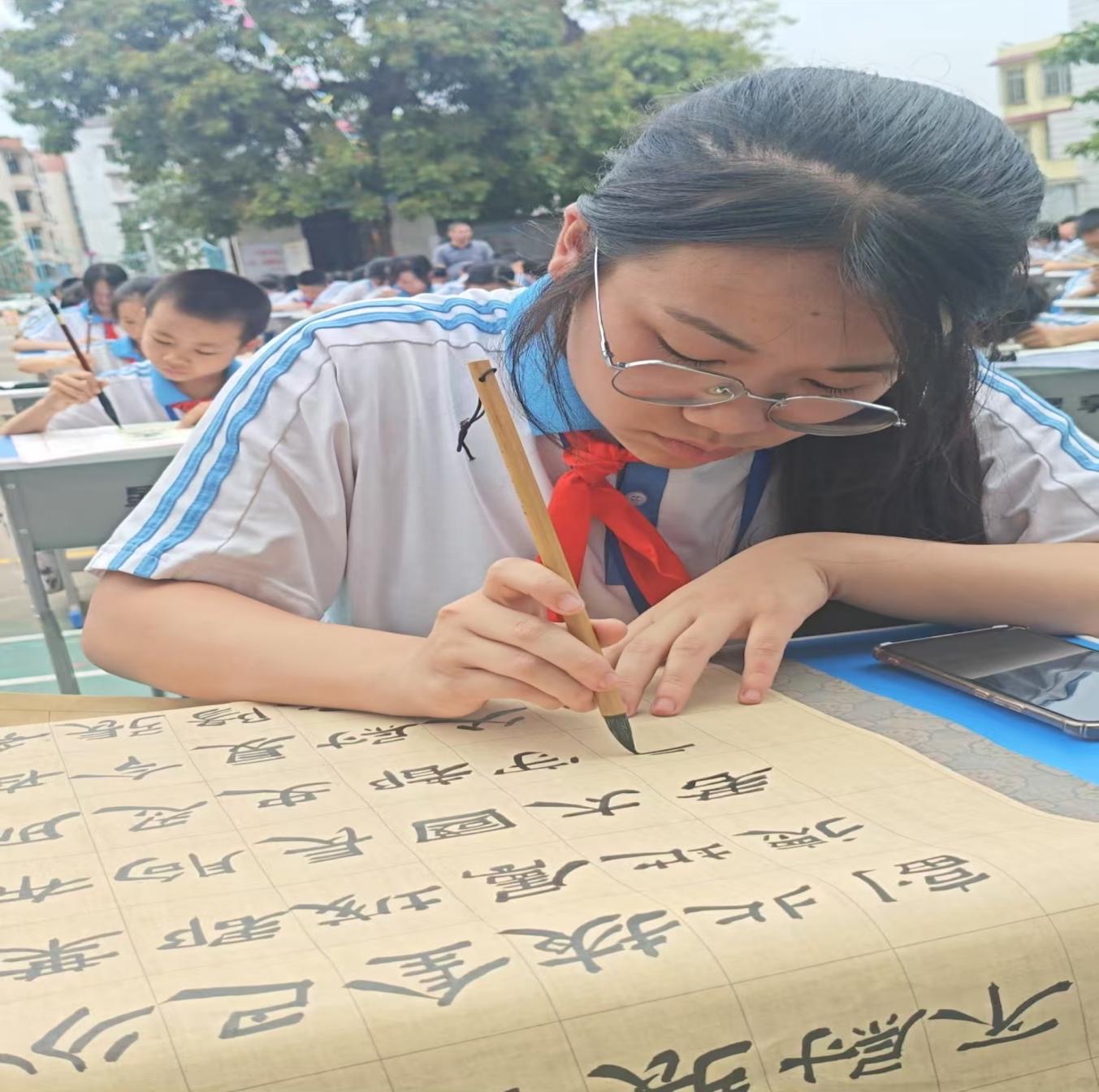 封开南丰400名书法小天使墨舞青春，书写出彩人生