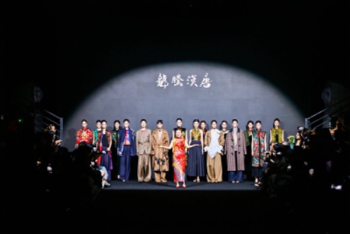 龙腾汉唐“国风之美 服饰之旅”：共鉴非遗旗袍魅力 传承千年服饰文化