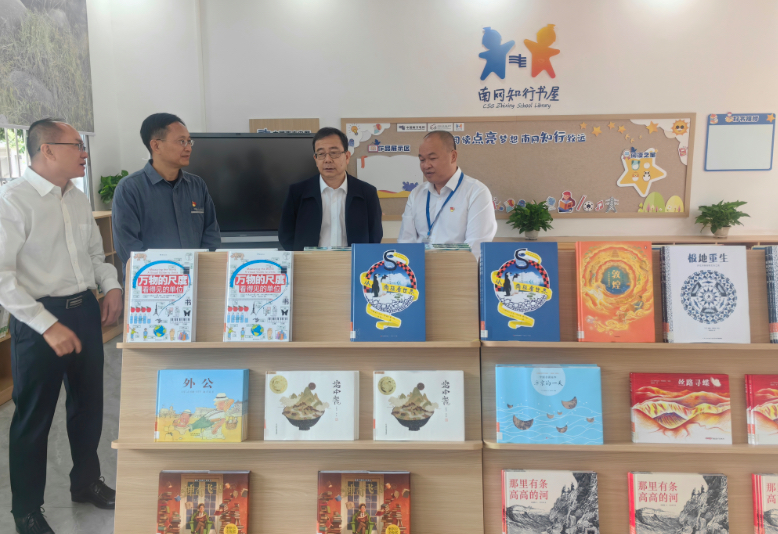 工作队携手出版社“爱心传递·书香筑梦”走进封开金装