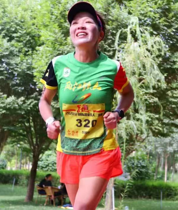 “鲲鹏径”全球铁人传奇之毕皎洁：铁三赛道上的“佛系斗士”  ——用松弛感征服226公里的生活哲学家