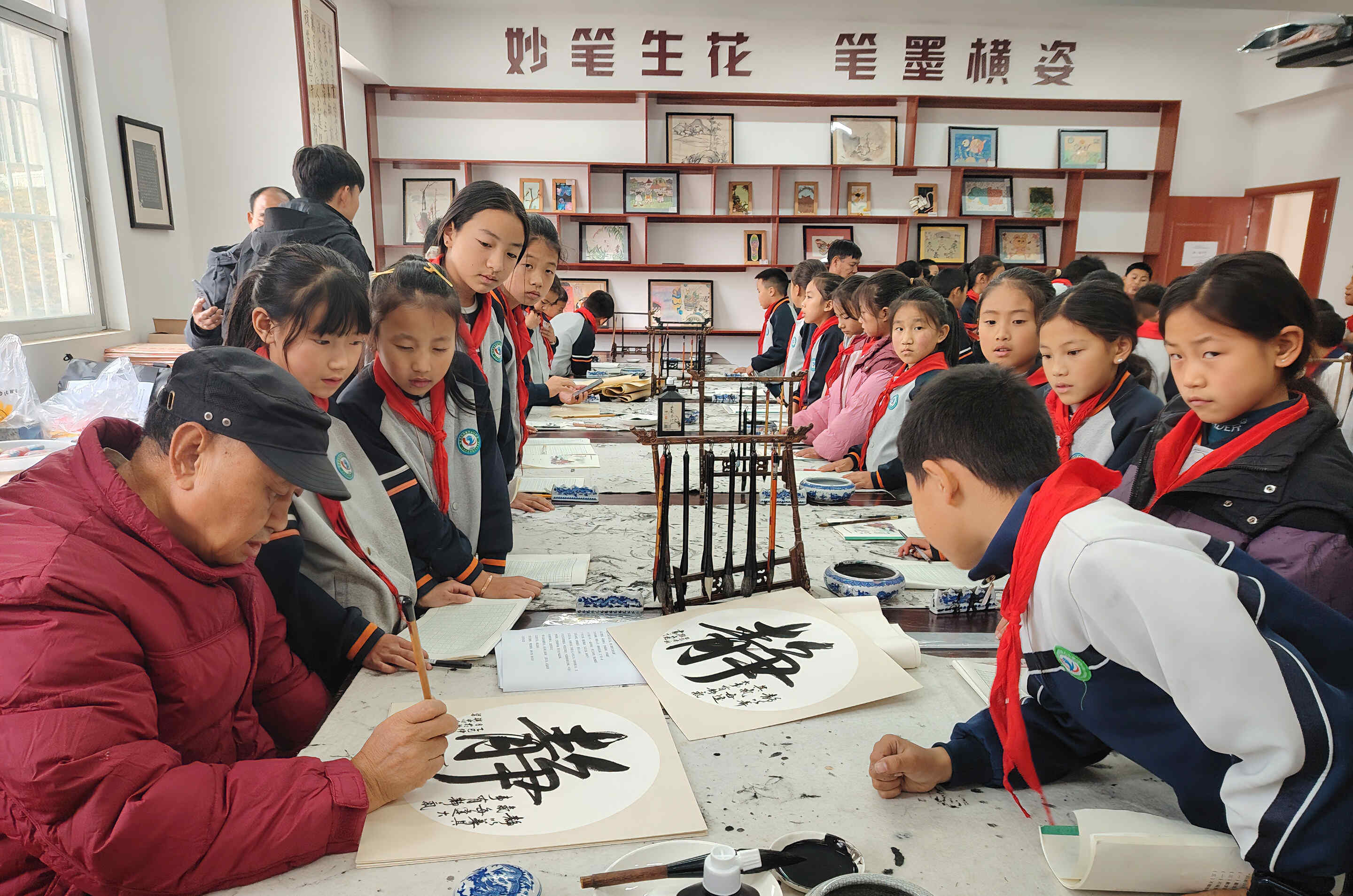 银龄挥毫传文脉 文昌书香润童心—— 凉山州越西县“文昌文化进校园”首站活动圆满举行