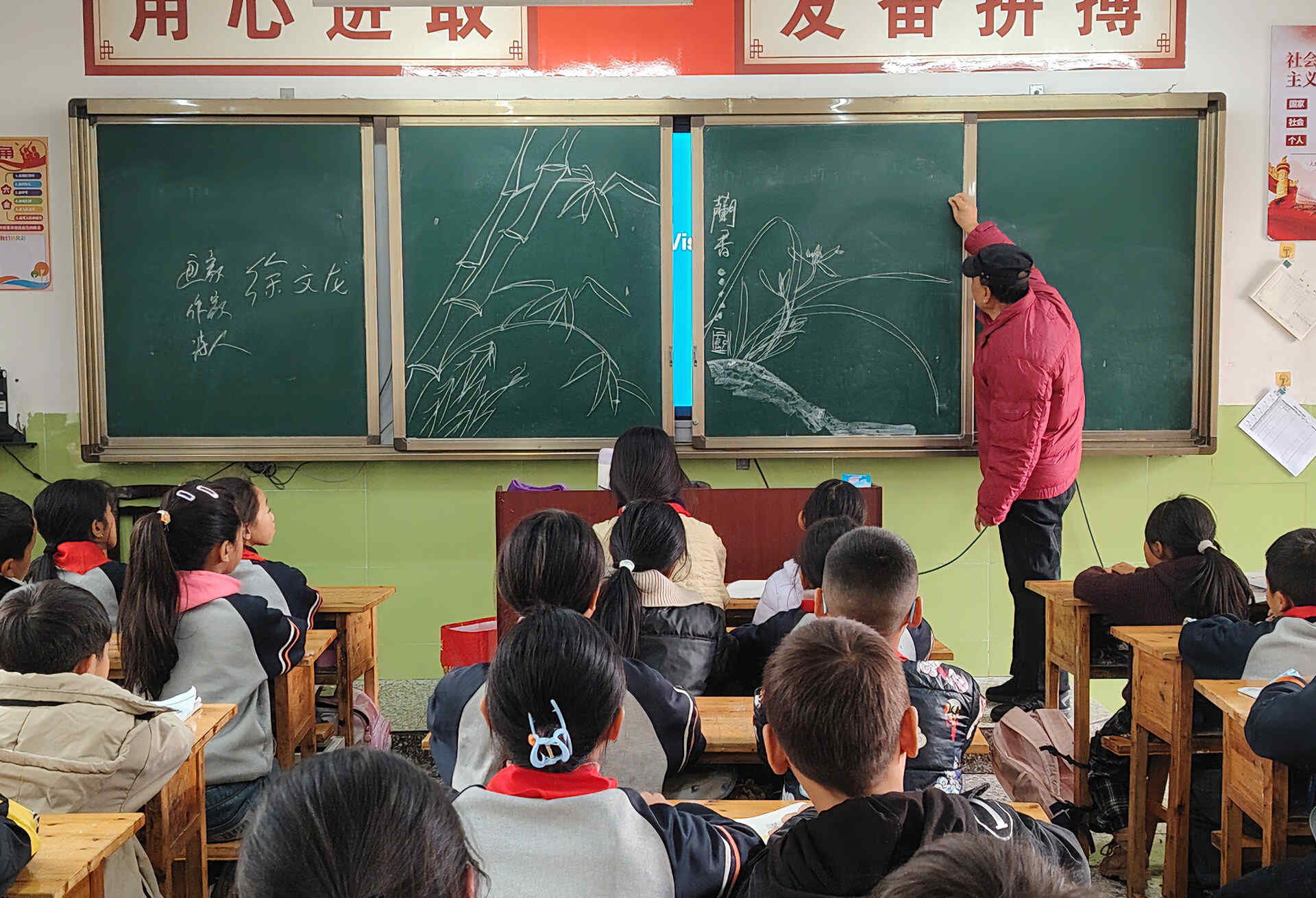 银龄挥毫传文脉 文昌书香润童心—— 凉山州越西县“文昌文化进校园”首站活动圆满举行