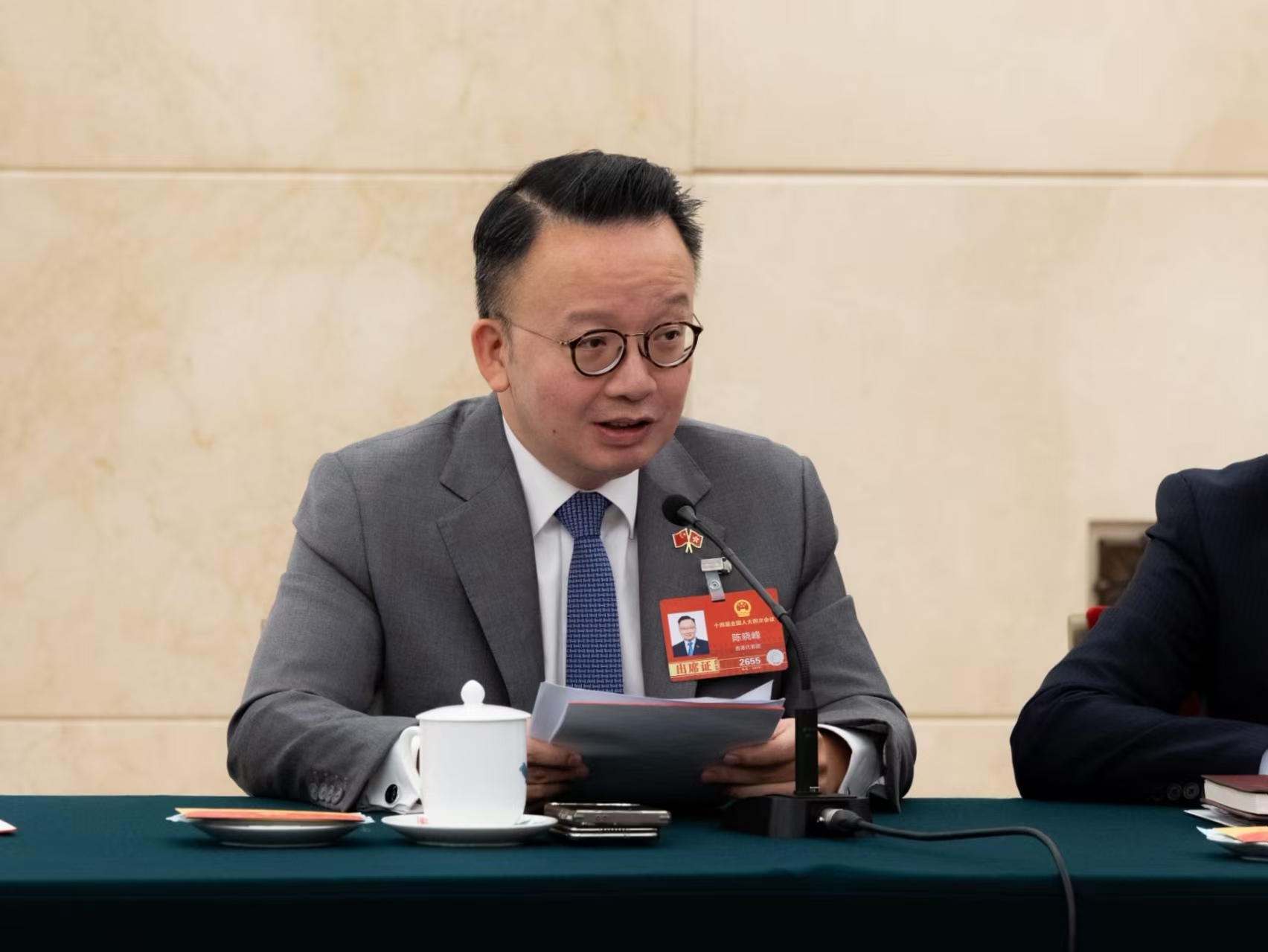 2026全國兩會·香港回響 —陳曉峰代表審議最高人民法院工作報告 提三點建議聚焦法治護航高質量發展