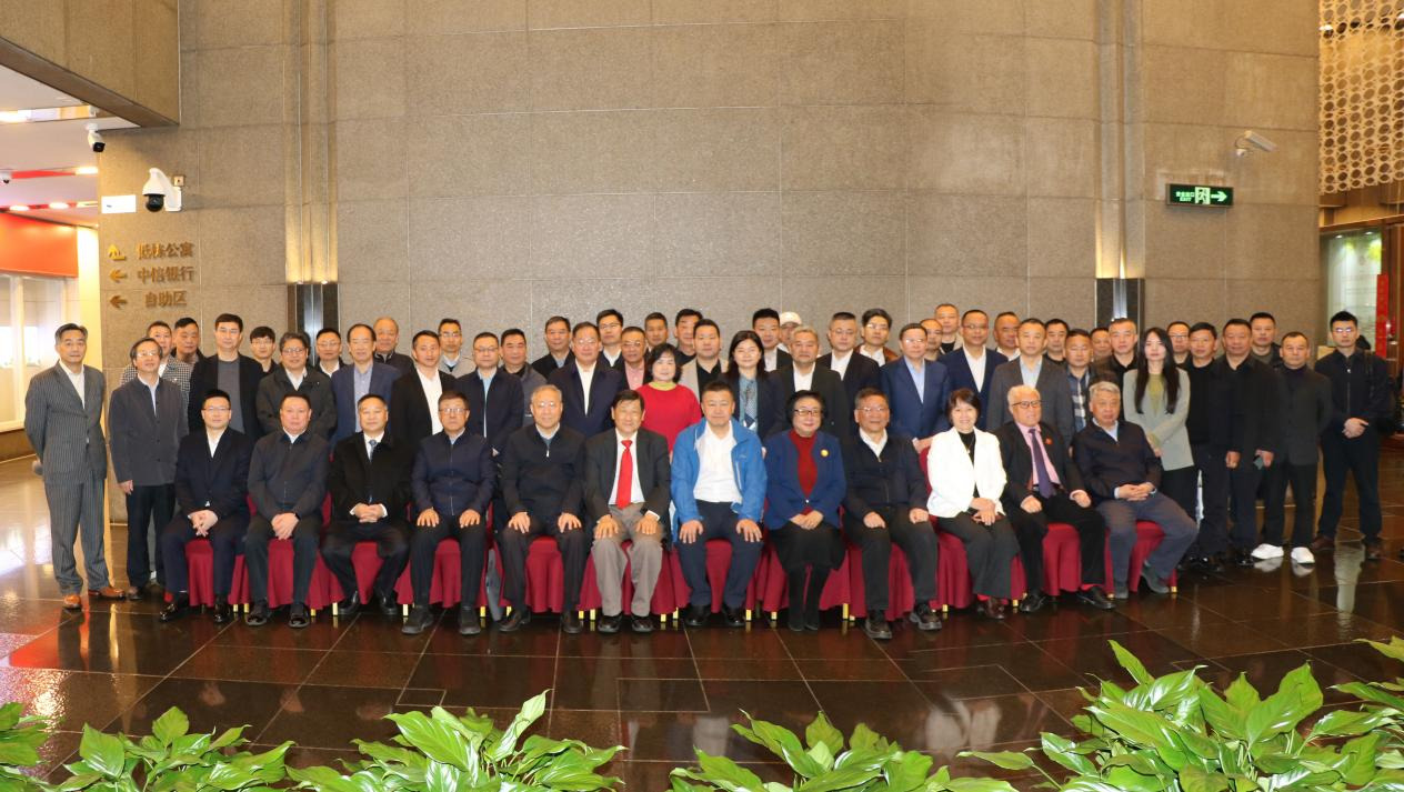 新疆麦盖提沙戈荒特大型新能源基地项目推介会成功举办 筑牢国家能源、粮食、生态三大安全 打造世界级绿色发展标杆